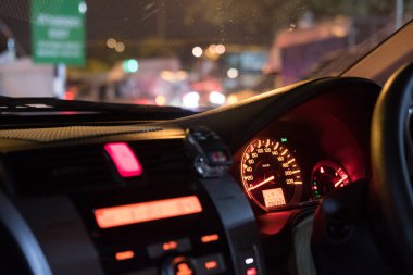 Hız göstergesi ve gösterge paneli bir arabada kapatın.