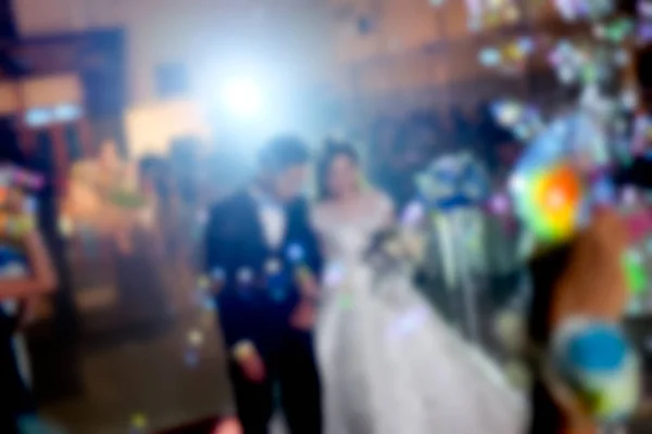 婚礼婚礼新郎新娘在大厅的模糊背景 — 图库照片
