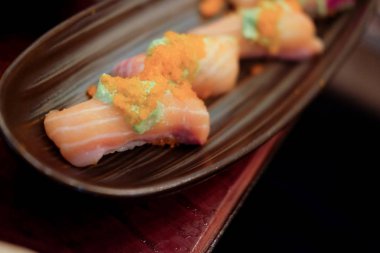 Somon suşi roll. Seçici odak. Sashimi suşi kümesi yakın çekim