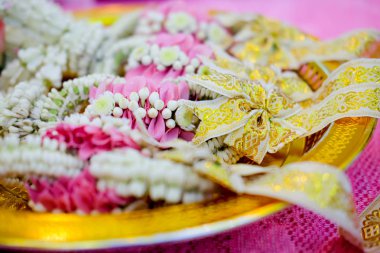 Beyaz garland jasmin altın tepsi üzerinde yapılmıştır. Tay geleneksel düğün aksesuarları