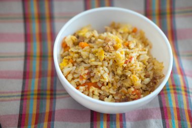 Fried rice Tay tarzında beyaz kase. Çocuk için ev yapımı gıda kavramı