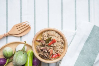 Hindistan cevizi sütü taze sebze ile haşlanmış yumuşak yengeç kaynamaya. Tay tatlar gıda