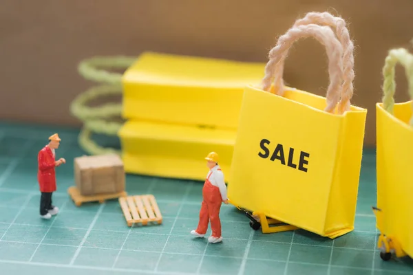 Miniaturowe Pracownika Przenieść Miniaturowe Sprzedaż Torba Zakupy Wysyłane Kupującego Pojęcie — Zdjęcie stockowe