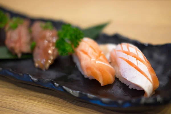 寿司のセットの異なる種類の和食和食 寿司でクローズ アップ — ストック写真