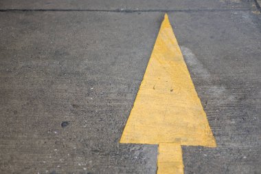 Çimento sokak katta sarı boyalı ok işareti kadar yakın