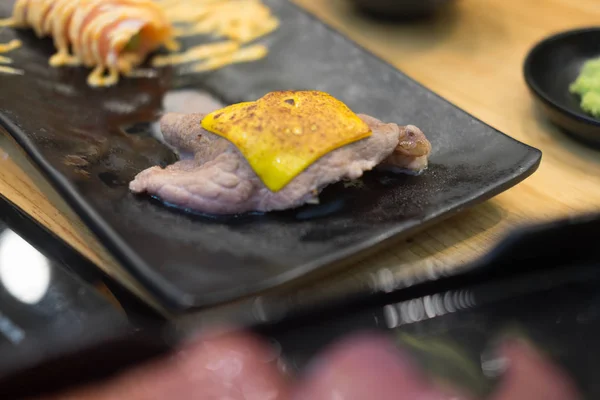 Sushi Carne Bovina Com Queijo Prato Preto Restaurante — Fotografia de Stock