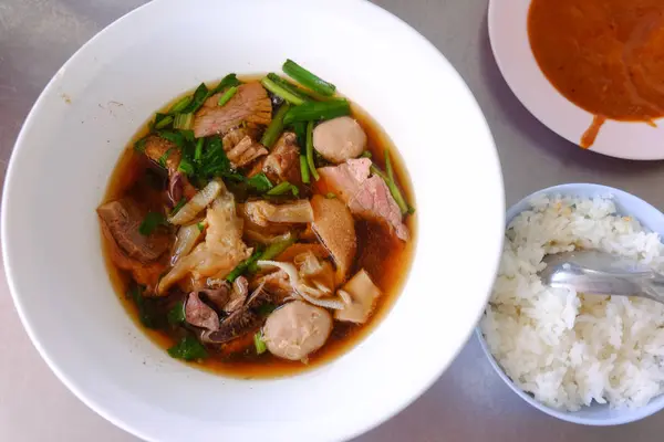 Sup Sapi Thailand Dalam Mangkuk Putih Fokus Selektif — Stok Foto