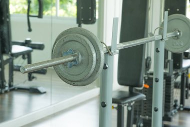 Ağırlık makineleri en iyi fitness kulübü ile boş spor salonu.