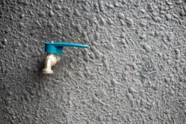 Duvar açık musluk suyu. Kopya alanı ile önden görünüm.