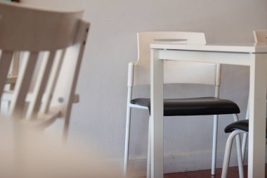 Beyaz sandalye ile ahşap beyaz masa. Kahve dükkanı iç