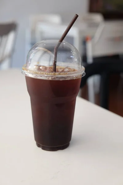 アイス アメリカーノ ブラック コーヒー 飲み物概念を奪う — ストック写真