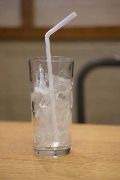 Vidrio Vacío Con Cubo Hielo Sobre Mesa Madera — Foto de Stock