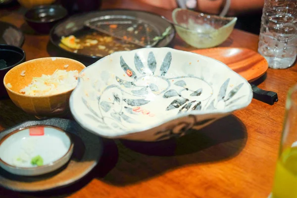 Mesa Sucia Cena Con Restos Comida Después Comer Comida Japonesa — Foto de Stock