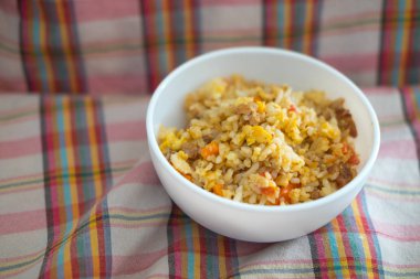 Fried rice Tay tarzında beyaz kase. Çocuk için ev yapımı gıda kavramı