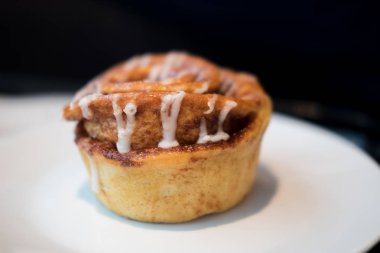 Kabak tarçın ile buzlanma Çiseleme beyaz tabak üzerinde rulo.