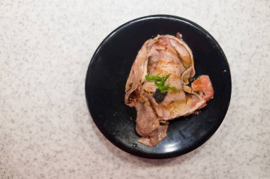 Premium sığır eti suşi siyah çanak üzerinde ızgara