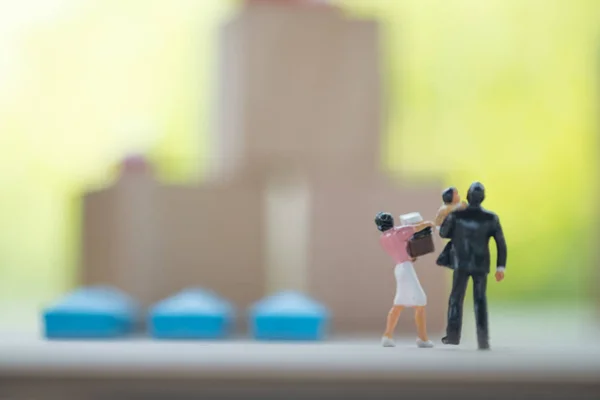 Famiglia Miniatura Che Guarda Casa Come Proprietà Concetto Decidere Acquistare — Foto Stock