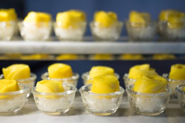 Hindistan cevizi mango yapışkan pirinç Tay tarzında mini kase açık büfe gül şekli kesme. Tay çöl yaz menüsü.