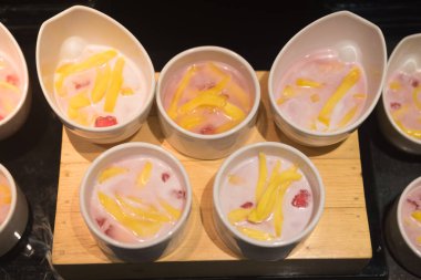 Hindistan cevizi sütü ve buz ile tatlı yakut çerçeveler