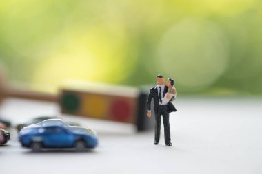 Onun erkek bebek bebek taşıyan ve yürüme ile birlikte minyatür babası closeup görüntü görüntü arka planı, bakım ve ebeveynlik Aile kavramı