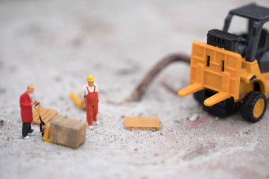 Minyatür ambarı işçilerin yarı kamyon römork ile taşıma eşya kutusuna forklift. Lojistik ambar navlun taşıma kavramı