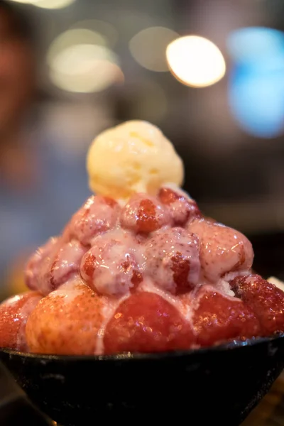 新鮮なイチゴをトッピングした韓国のかき氷 ストロベリーチーズケーキ紅酢 — ストック写真