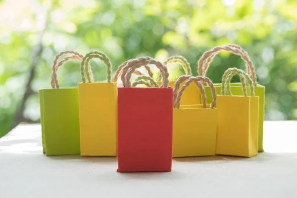 Miniatuur Van Een Papieren Boodschappentas Met Natuur Groene Achtergrond Online — Stockfoto