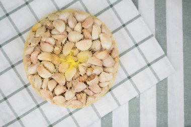 Sarımsak sarı net kapatın. Tay baharat ve bitki