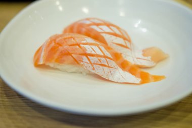 Somon suşi (seçici odak yakın çekim)