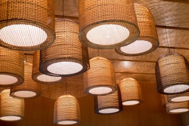 Lamba daire turuncu tavan dekorasyonu kafede asılı