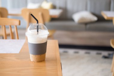 Kafede kahve plastik cam buz