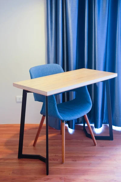 Niebieski Fotel Stojący Drewniany Stół Jasny Pokój Wnętrze Salonu — Zdjęcie stockowe