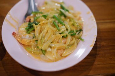 Tavada kızartılmış karides tuzlu yumurta ile. Bu menü Tayland adı: 