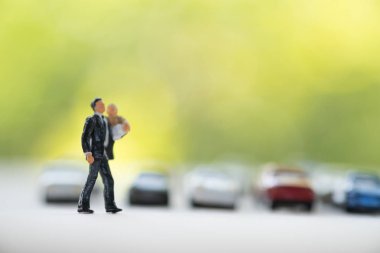 Onun erkek bebek bebek taşıyan ve yürüme ile birlikte minyatür babası closeup görüntü görüntü arka planı, bakım ve ebeveynlik Aile kavramı