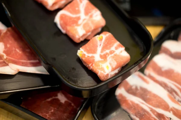 Rohes Schweinefleisch Für Asiatischen Hot Pot Schwarzen Container — Stockfoto