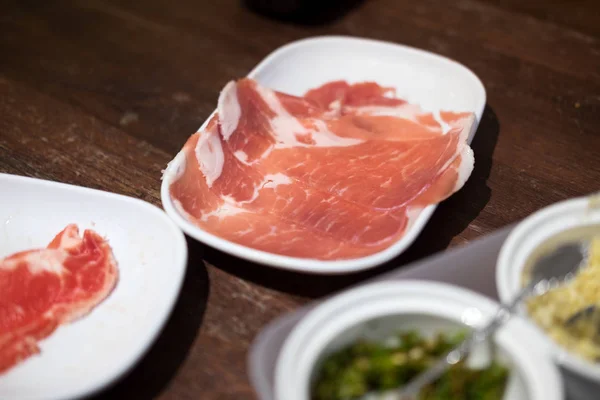 Comida Cruda Preparada Para Sukiyaki Hotpot Sobre Tabla Madera — Foto de Stock