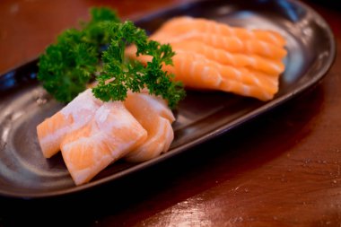 Restoranda yemek üzerinde ham salmons fileto. Seçici odak