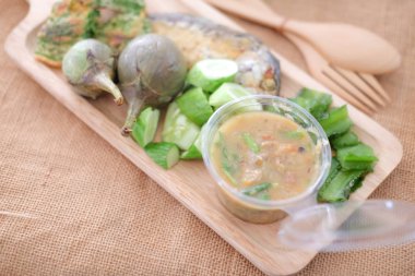 Kızarmış uskumru ve uskumru chili Yapıştır sos çift ahşap tepsi üzerinde hizmet taze sebze yemek