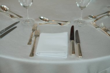 Yemek masası bir restoranda servis. Restoran iç. Rahat restoran tablo ayarı