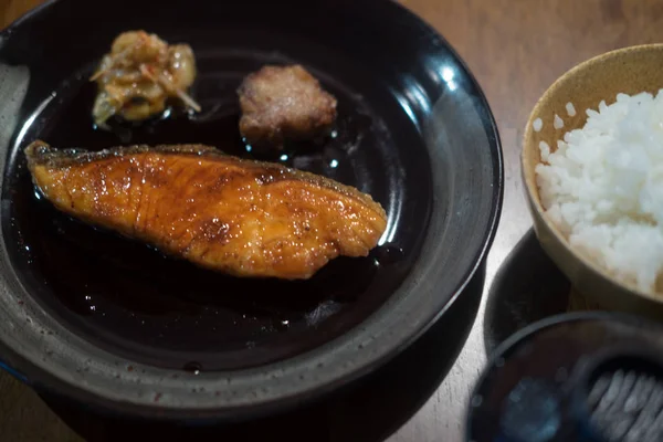 Steak Fillet Salmon Panggang Pada Piring Hitam Disajikan Dengan Nasi — Stok Foto