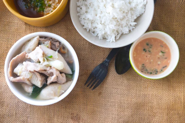 Sup Babi Sukiyaki Mangkuk Putih Disajikan Dengan Nasi Dan Saus — Stok Foto