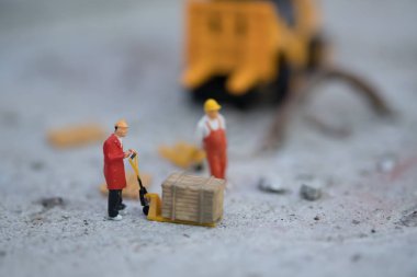 Minyatür ambar işçileri taşıyan ürünler kutusu forklift. Lojistik ambar navlun taşıma kavramı