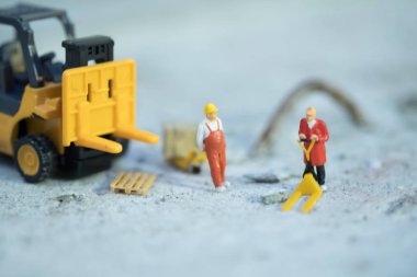 Minyatür ambar işçileri taşıyan ürünler kutusu forklift. Lojistik ambar navlun taşıma kavramı