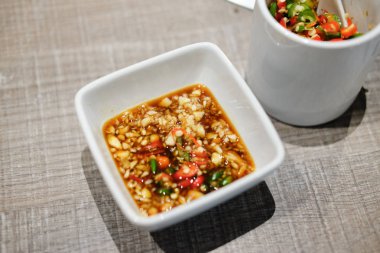 Sığır eti daldırma için baharatlı sos ızgara üzerinde beyaz kase