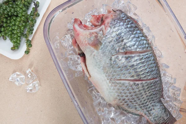 Raw Tilapia Ryby Pole Gotowanie Ziołami Tajskie Jedzenie — Zdjęcie stockowe