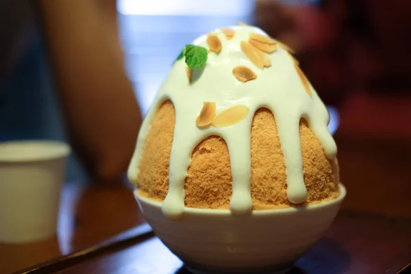 Thailändischer Milchtee Rasiertes Eis Bingsu Dessert Auf Holztisch — Stockfoto