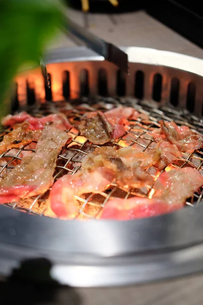 烤肉韩国烧烤风格在餐厅 — 图库照片
