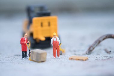 Minyatür ambar işçileri taşıyan ürünler kutusu forklift. Lojistik ambar navlun taşıma kavramı