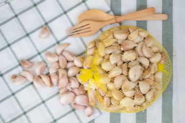 Net paketleri kuru sarımsak ampuller. Odağı seçin