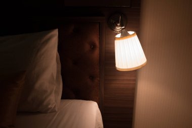 Lamba yatak odasında yatağın süslemeleri tarafı yukarı ayarla